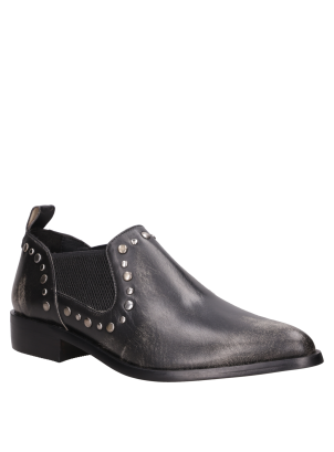 Zapato con paneles elásticos que aseguran un ajuste perfecto y resistente.