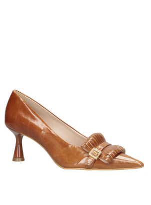 Zapato de cuero camel para mujer, con taco aguja, ideal para un look sofisticado.