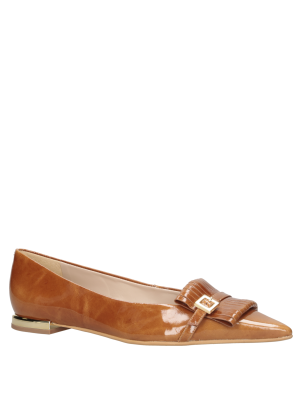 Zapatos de mujer en color camel, perfectos para combinar con pantalones o vestidos elegantes.