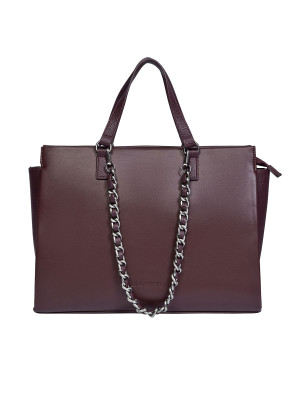 Una tote bag burdeos de mujer con textura suave y detalles metálicos plateados.