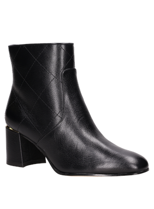 Botín formal de cuero negro para mujer, destaca por su glamour y líneas limpias en el diseño.