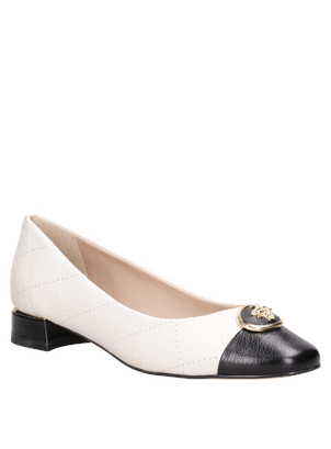 Ballerina de cuero blanca con detalles refinados, pensada para un look elegante y distintivo.