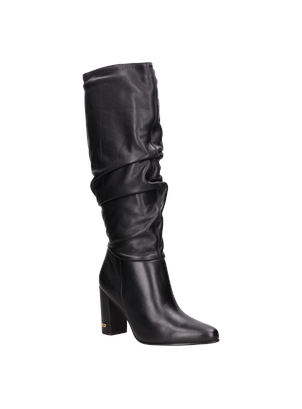 Bota elegante en negro, ideal para añadir un toque glamuroso a cualquier outfit.