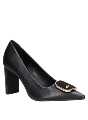 Detalles de textura sutil en zapato formal negro de cuero para mujer, que realzan su elegancia.