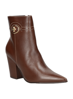 5Botín elegante de cuero, ideal para complementar vestidos o jeans ajustados.