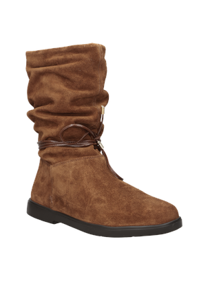 Perfil envolvente del botín casual de mujer en color camel, perfecto para looks glamorosos.