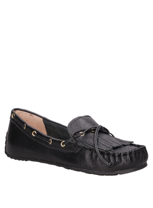 Planta flexible de 1 cm en mocasín negro de cuero para mujer, brindando comodidad y estilo.