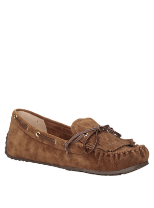 Estilo casual en mocasín camel, ideal para combinar con vestidos o pantalones.