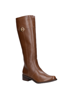 Acabado suave en bota larga de cuero café, resalta calidad y distinción.