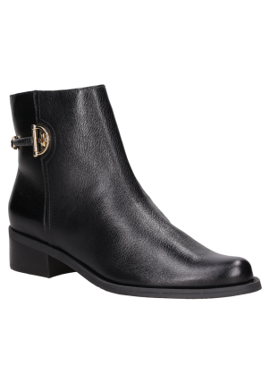 Botín negro con punta redondeada y tacón bloque de 3.8 cm, ideal para la mujer contemporánea.