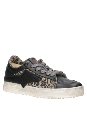 Zapatilla con cordones anchos en gris oscuro, equilibrando lujo e informalidad.