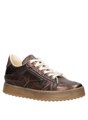 Zapatilla de mujer en color bronce, combinando cordones de algodón crema para un look moderno.