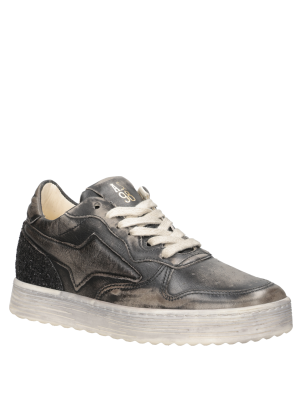 Botín de cuero gris carbón ideal para salidas nocturnas o looks diarios.