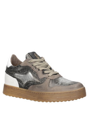 Zapatilla con textura única y contraste limpio, ideal para un estilo audaz y contemporáneo.