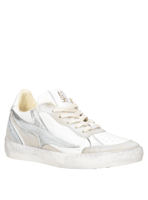 Zapatilla urbana blanca con cordones de algodón grueso, perfecta para un estilo contemporáneo.
