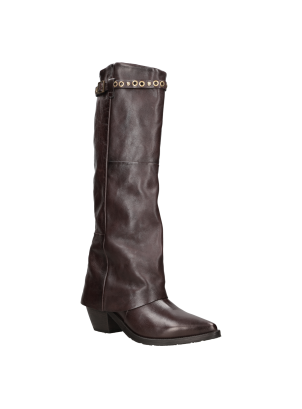 Bota de mujer en color marrón oscuro, variaciones naturales del cuero hacen cada par único.