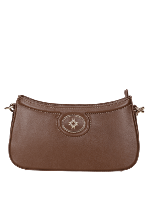 3Cartera de mujer en tono café, material 100% cuero, perfecta para combinar con atuendos chic.