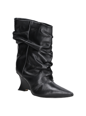 Bota negra de mujer, perfecta para combinar con vestidos midi y pantalones ajustados.