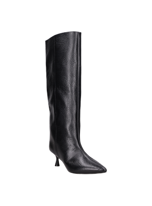 Bota negra de mujer, confeccionada en cuero, ideal para elevar looks formales con su acabado impecable.