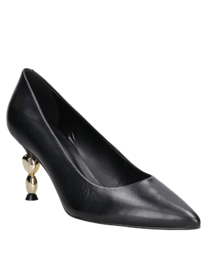 Vista superior del zapato de salón negro, resaltando su diseño minimalista y sofisticado.