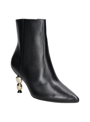 Botín negro de caña corta en cuero, ideal para combinar con vestido de noche o pantalones de tela.