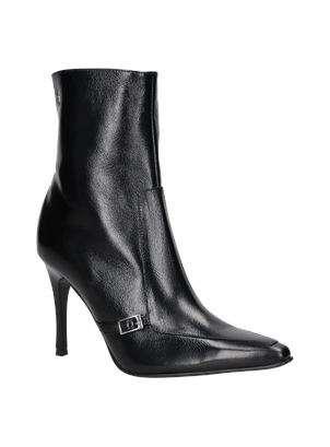 Botín negro con silueta estilizada, resalta la feminidad y elegancia en el calzado.