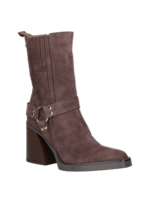 Bota de mujer en textil, con detalles de correa metálica, perfecta para un look casual y chic.