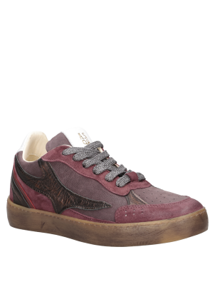 Zapatillas mujer negro con acabado liso, perfectas para combinar con jeans ajustados y camisetas gráficas.