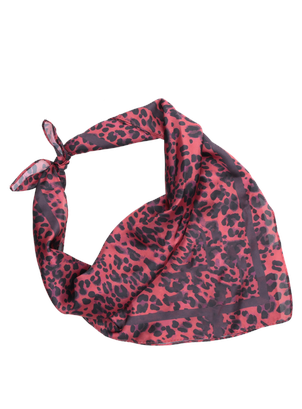 pañuelo rojo mujer estilo casual con bordes marinos perfecto para complementar looks elegantes