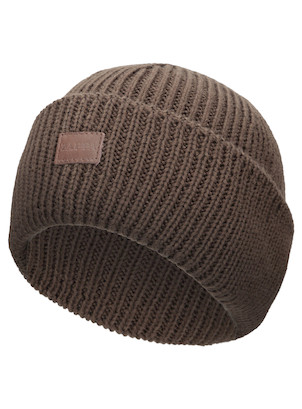 Gorro beanie café para mujer, estilo audaz, ideal para días fríos, combina con chaqueta de cuero.
