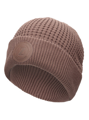 Gorro beanie café para mujer, estilo auténtico, recomendado para looks urbanos, con logotipo distintivo.