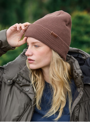 Gorro unisex color café de algodón, estilo natural, ideal para actividades al aire libre.