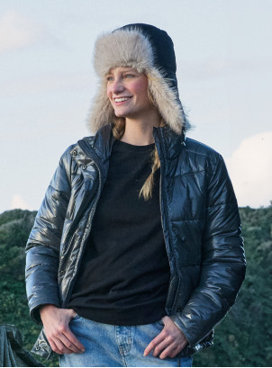 Gorro unisex negro de poliéster, estilo ruso, ideal para actividades al aire libre en climas fríos.
