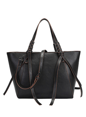 Elegante botín de cuero negro con diseño clásico, ideal para salidas casuales en otoño.