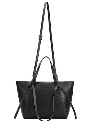 Elegante botín de cuero negro con diseño clásico, ideal para salidas casuales en otoño.