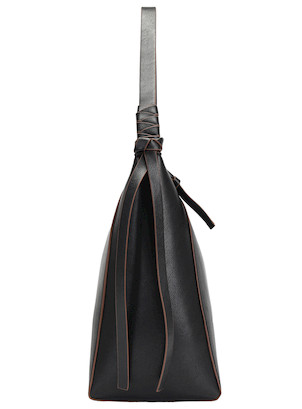 Elegante sandalia negra femenina perfecta para ocasiones especiales.