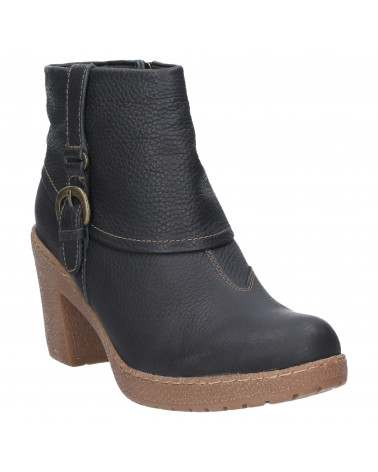 Botín de cuero negro femenino, estilo urbano con taco medio y hebilla, versátil para el día y la noche.