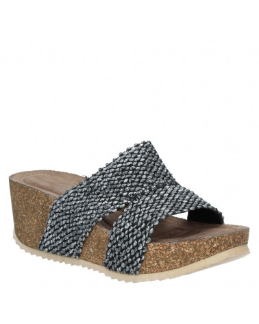 Sandalia negra casual de mujer, ideal para días de verano.