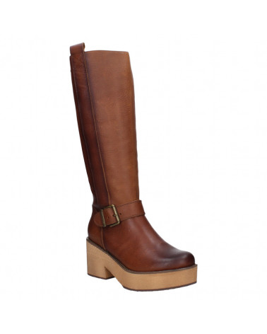 Bota de cuero café para mujer, combina con jeans o faldas midi, ideal para un look chic y contemporáneo.