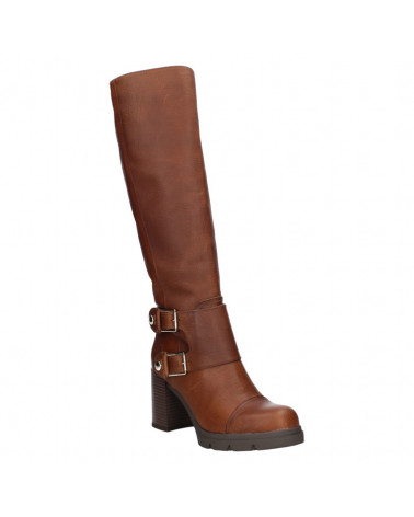Bota de cuero café para mujer, diseño estilizado y moderno, perfecta para el día a día en la ciudad con comodidad.