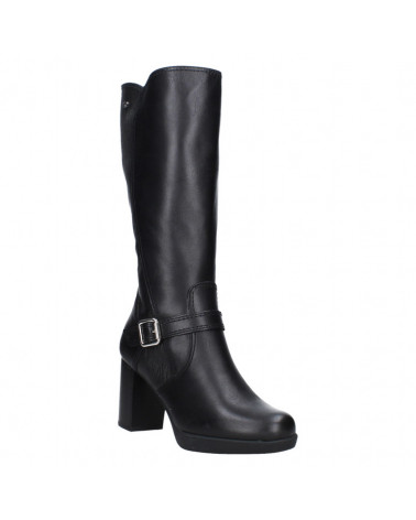 Elegante bota de cuero negro con protección y estabilidad preformada.