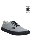 Zapatilla gris unisex que promueve la sostenibilidad con suela reciclada.