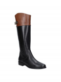 Calzado de cuero negro con taco bloque de 3 cm, ideal para un estilo casual.