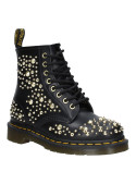 Botín estilo combat en cuero negro, adornado con tachuelas, combina bien con prendas oscuras para un look edgy.