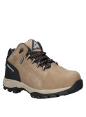 Zapato de seguridad beige con costuras visibles y estilo utilitario, perfecto para combinar con ropa casual o de trabajo.