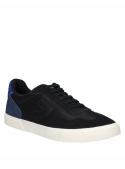 Zapatilla negra informal de hombre en cuero/textil, suela flexible y confortable.