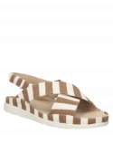 Calzado textil beige para mujer, diseño fresco y versátil con taco plano de 3 cm.