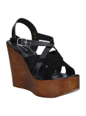 Sandalia de cuero negro con diseño estilizado y plataforma cómoda para ocasiones informales.