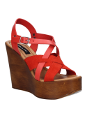 Calzado de mujer en cuero rojo, sandalia con plataforma alta y tiras estilizadas, adecuada para salidas informales.