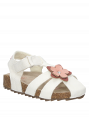 Sandalia blanca para niña, diseño versátil y cómodo, perfecta para uso diario en el parque o la playa.